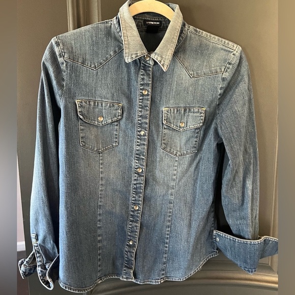 GAP Tops - Gap denim pearl snap stretch denim button up Medium